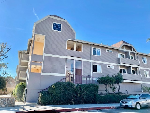 Building Photo - 374 Shults St