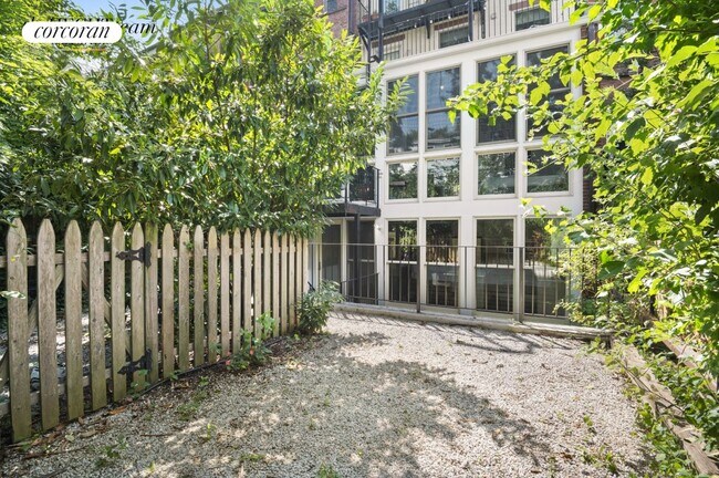 Foto del edificio - 239 Carlton Ave