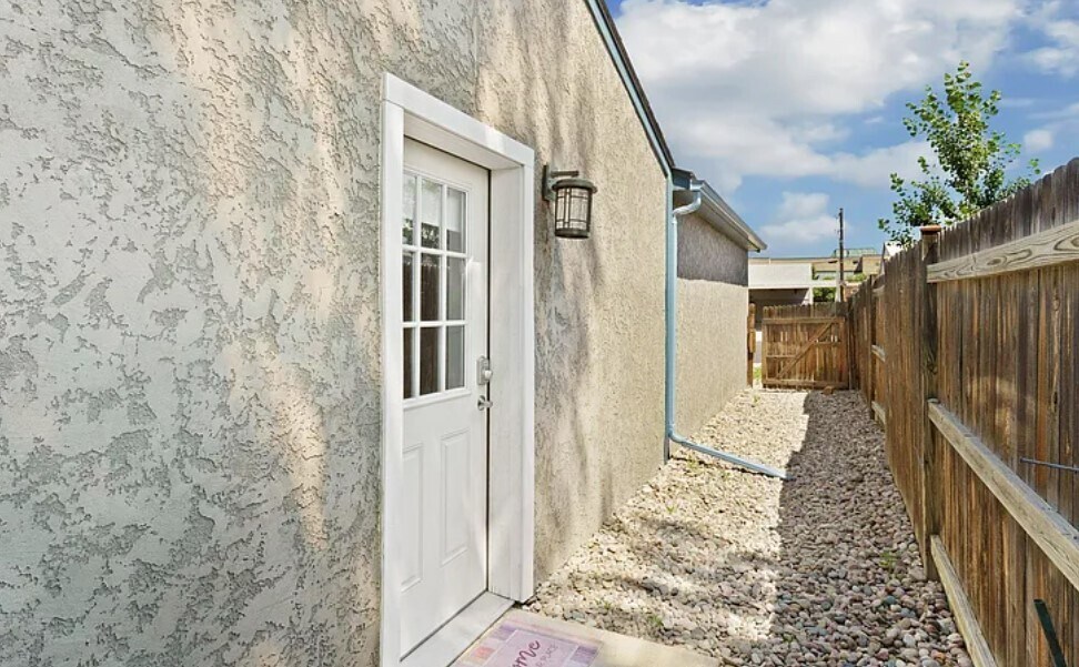 Primary Photo - 203 Elmwood Dr