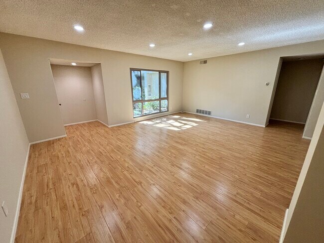 Building Photo - 1740 Huntington Dr