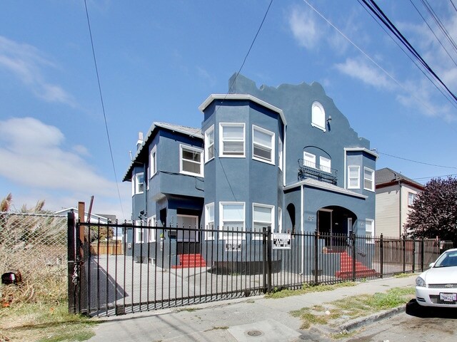 Building Photo - 884 32nd St