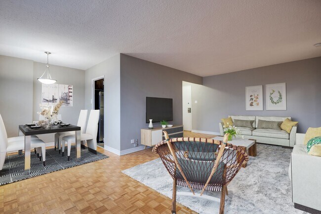 Photo du bâtiment - 111 and 121 Combermere Drive