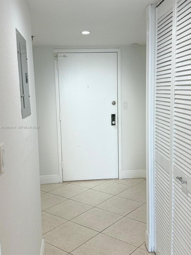 Building Photo - 2625 Collins Ave
