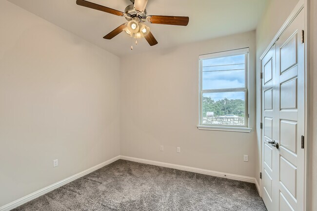 Building Photo - 13800 Lyndhurst St