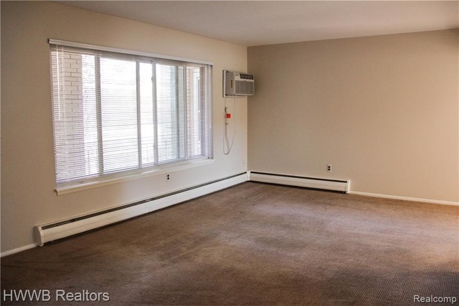 Foto del edificio - 2655 E Maple Rd