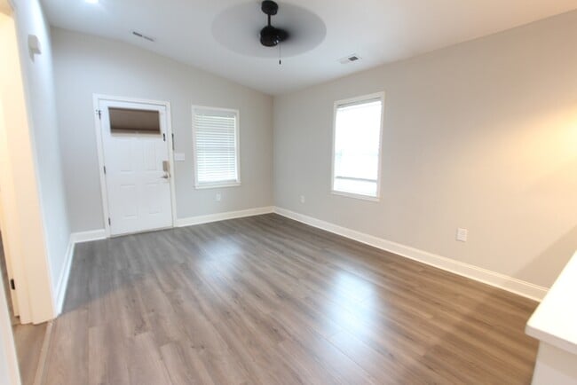 Building Photo - 305 Maple St