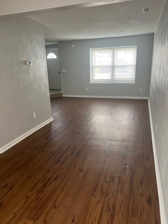 Building Photo - UPDATED 3 BEDROOM 1.5 BATH TOWNHOME . FRES...