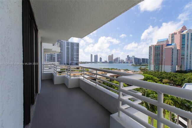 Foto del edificio - 3300 NE 192 St