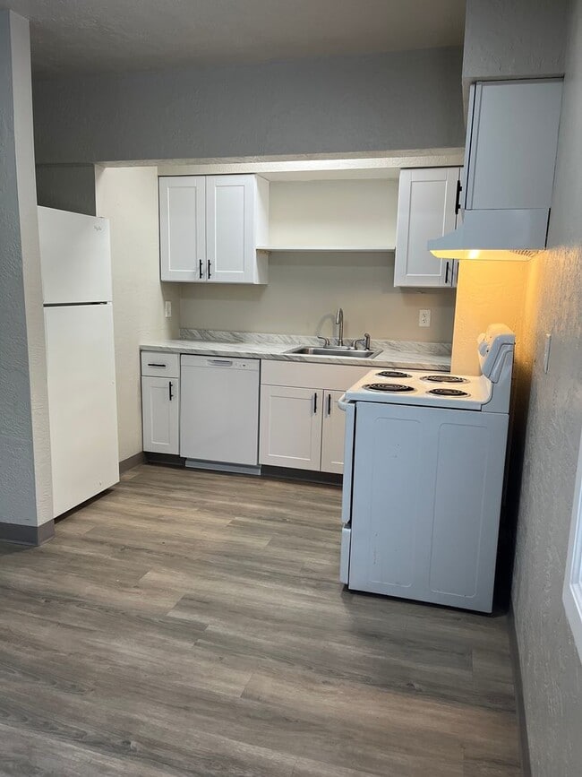 Building Photo - (949) Harrison Street Plex - 2 Bedroom / 1...