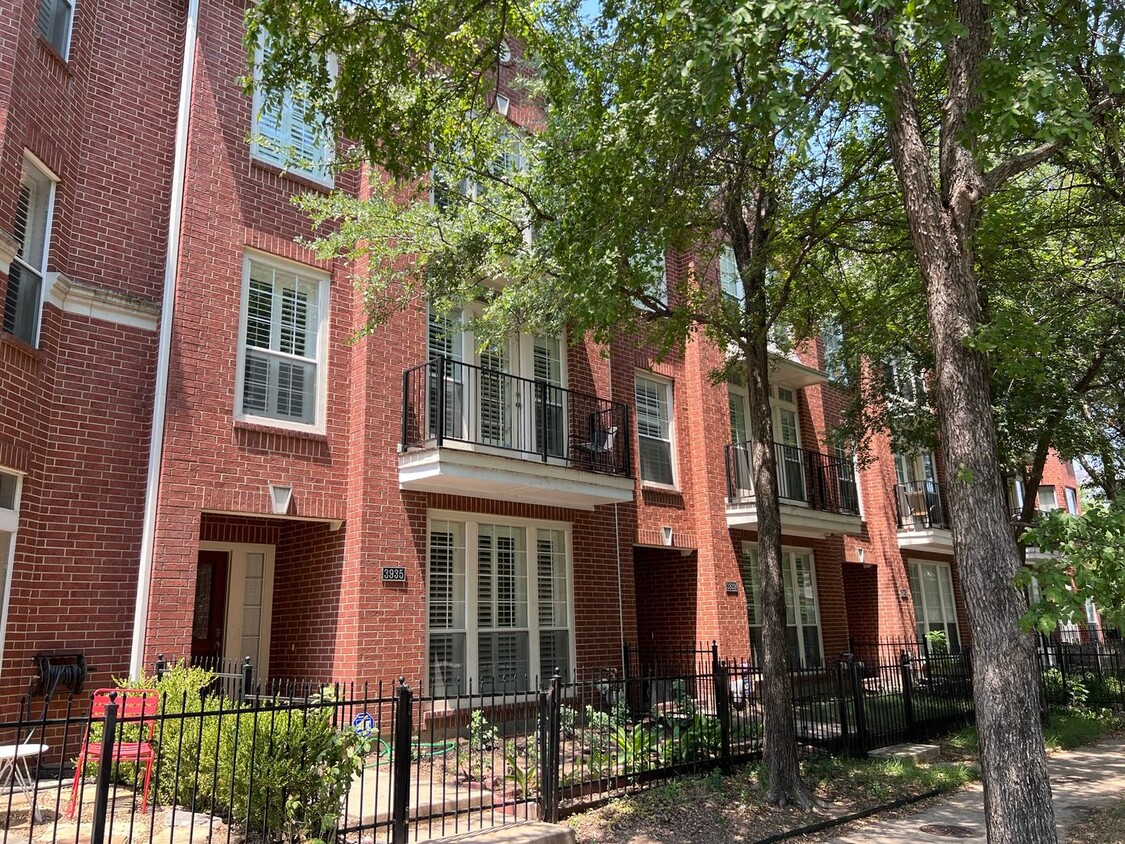 Primary Photo - Spacious open light & bright Oak Lawn Town...