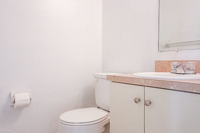 Building Photo - 1 br, 1.5 bath  - 3257 NE 13th St Apt 202