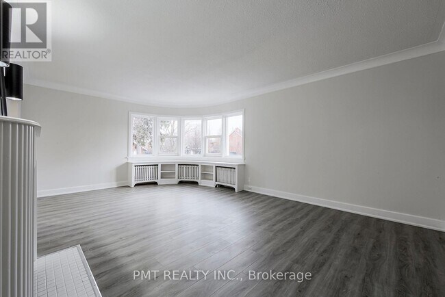 Photo du bâtiment - 8 Wellington St W