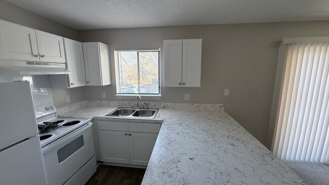 Kitchen With Breakfast Bar - Nottingham