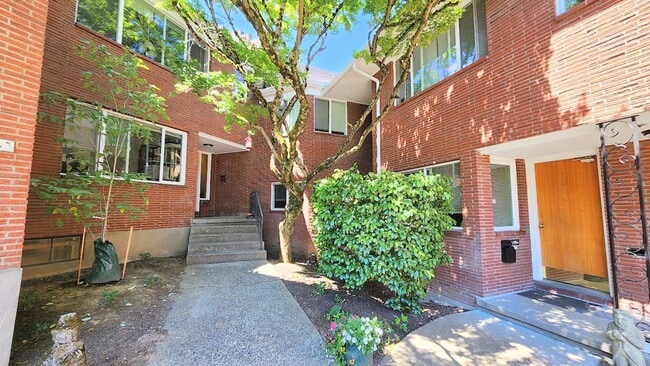 Building Photo - 2343 SW Cedar St
