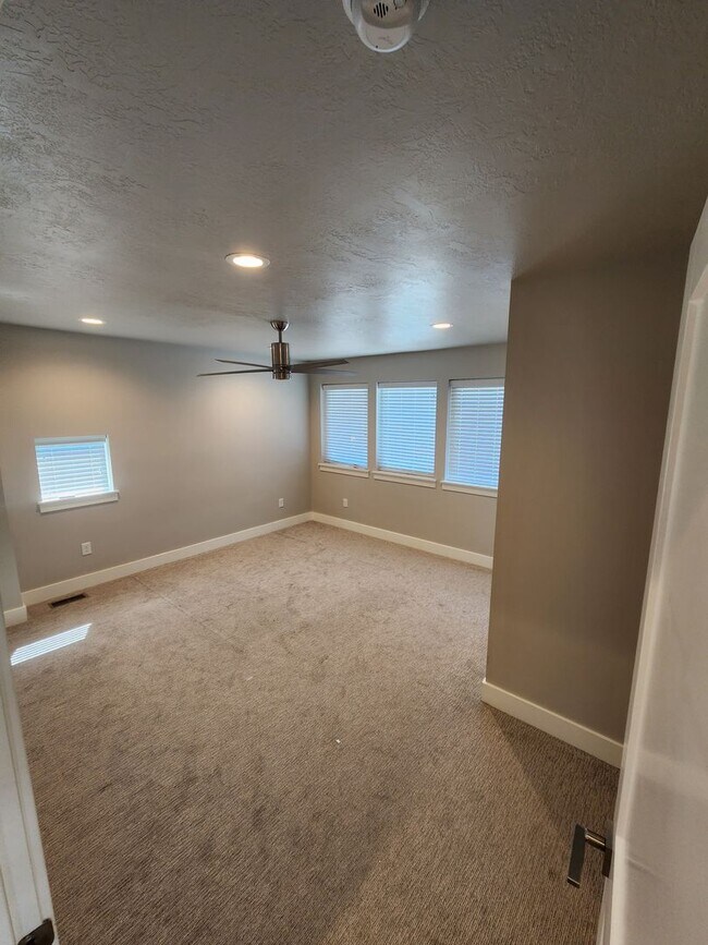 Foto del edificio - Gorgeous 4 Bedroom Home in Ogden