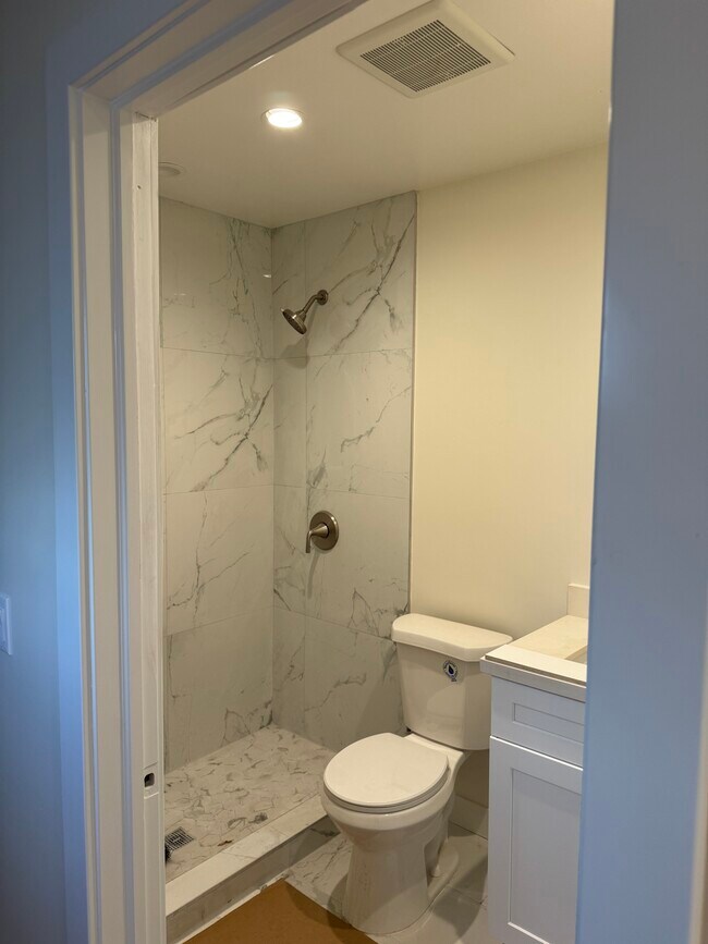 Foto del edificio - 1006 W 131st St