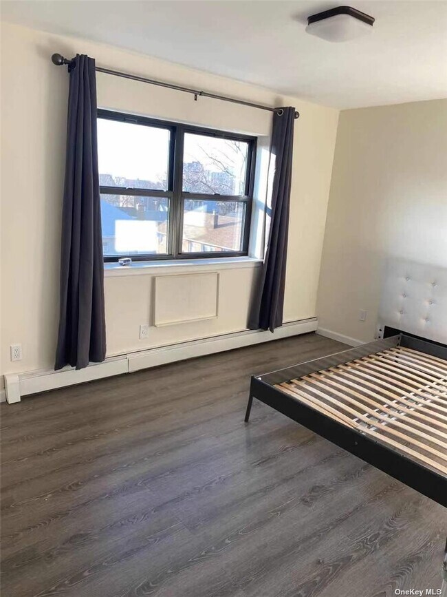 Foto del edificio - 55-12 Main St