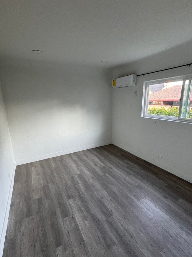 Bedroom - 300 E Glenarm St