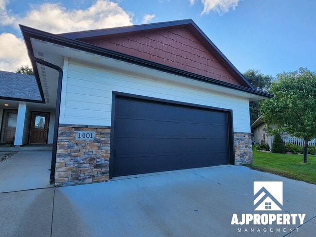Building Photo - 3-bedroom 2-bathroom townhome