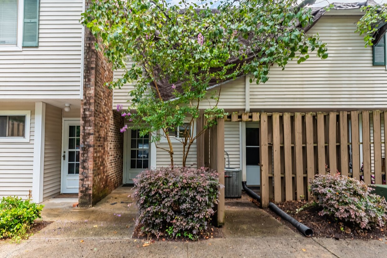 Primary Photo - Townhouse Just off Franklin St. Available ...