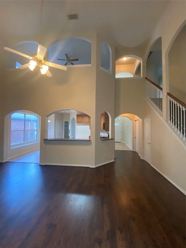 Building Photo - 9210 Hidden Lake E Dr