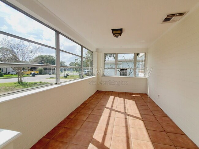 Foto del edificio - 843 Canovia Ave