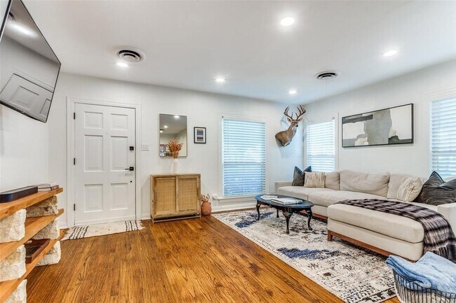 Foto del edificio - 3812 Birchman Ave