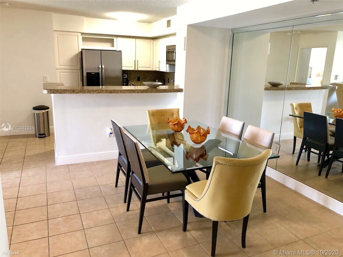 Foto principal - 2 br, 2 bath Condo - 19777 E Country Club Dr