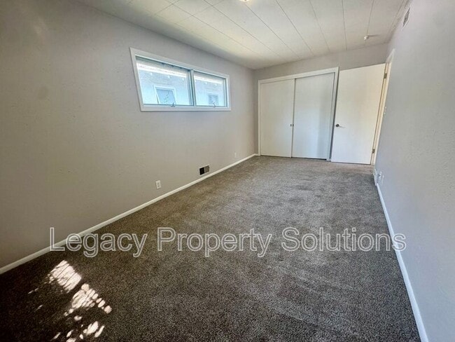 Building Photo - 702 W Ave A