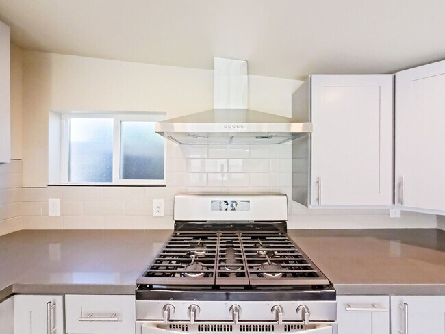 Building Photo - 1 Bedroom Cottage in the heart of Laguna B...