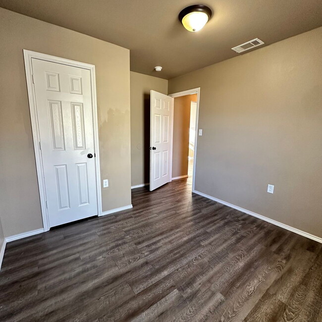Foto del edificio - "Charming 3-Bedroom Duplex in Lubbock - Co...