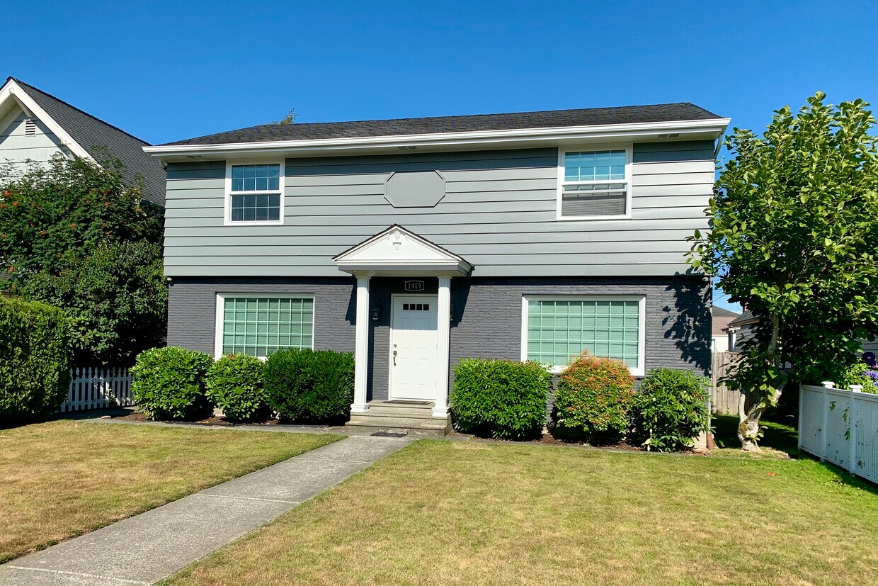 Front of duplex. Lovely residential neighborhood with single-family homes - 1919 Rucker Ave
