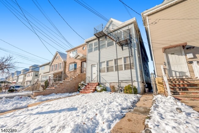 Foto del edificio - 525 Maple Ave