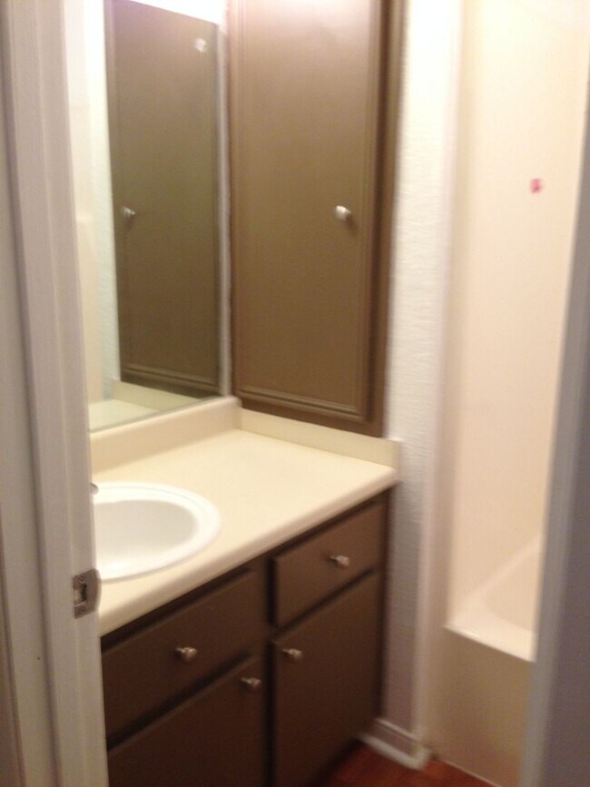 Foto del edificio - A FOURPLEX ON THE SHUTTLE ROUTE WITH PRIVACY FENCED YARD!!!