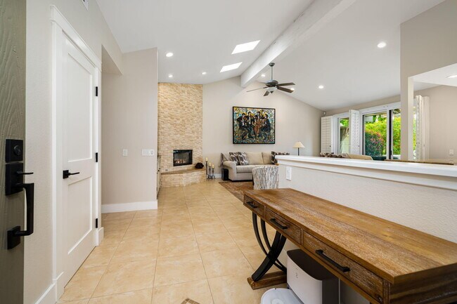 Foto del edificio - 321 Bouquet Canyon Dr