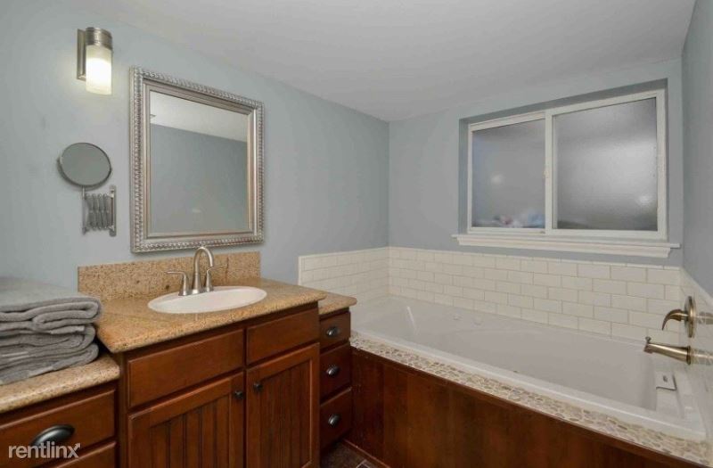 Foto principal - 2 br, 1 bath Apartment - 2225 E 9800 S