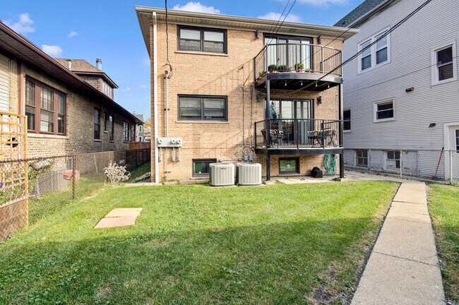 Foto del edificio - 4120 N Harding Ave