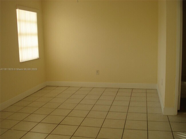 Foto del edificio - 696 SW 16th Terrace
