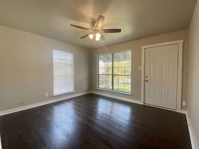 Building Photo - Adorable 3 Bedroom in Loma Vista!