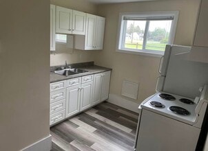 Building Photo - 770 Riverside Dr