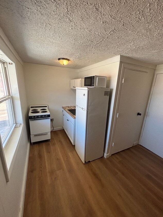 Building Photo - Country Aire