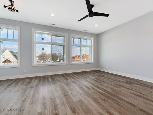 Foto del edificio - 5031 W Irving Park Rd