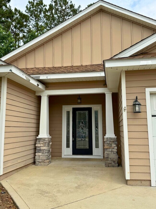 Building Photo - Woof and Meow Friendly! 4/3 with a fenced in yard!