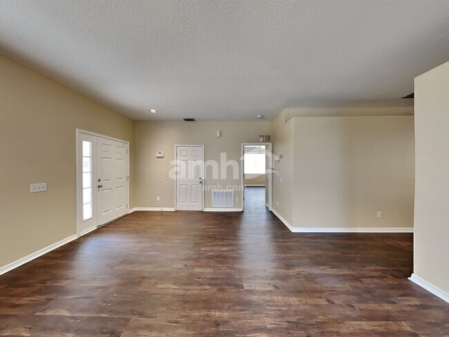 Foto del edificio - 9911 Riverchase Drive