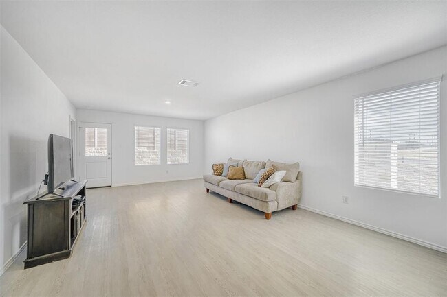 Foto del edificio - 100 Burt Rainey Ln