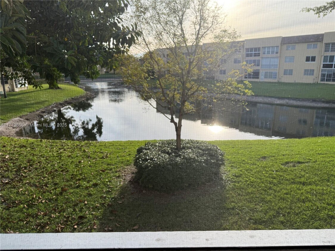 Foto principal - 6051 NW 61st Ave