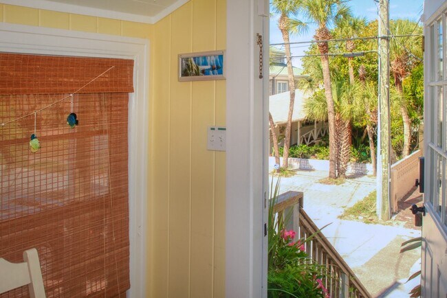 Building Photo - 2808 Pass a Grille Way