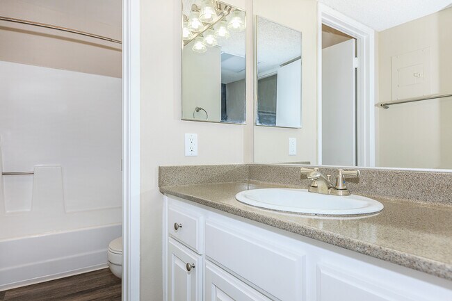 Foto del edificio - Raintree Apartment Homes
