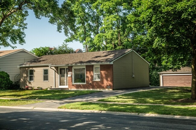 Building Photo - 1028 Valley Stream Dr