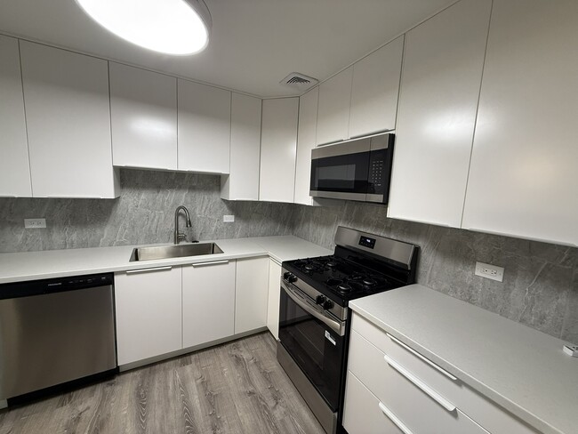 Building Photo - 9S220 Lake Dr